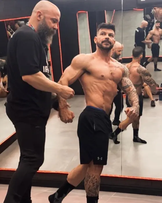 Ricardo corrigindo a postura de um aluno na academia