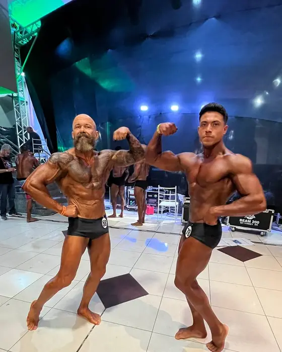 Ricardo e um atleta fazendo pose no campeonato