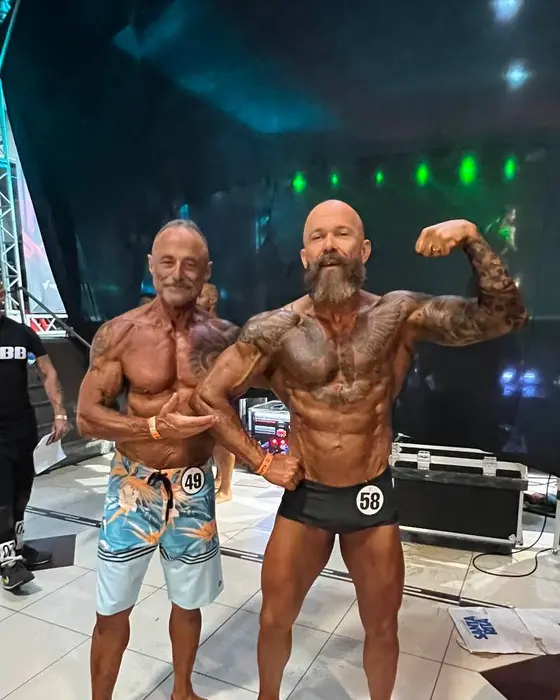 Ricardo com outro atleta nos bastidores de um campeonato