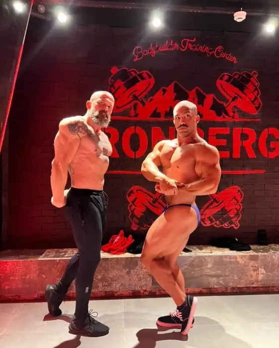 Ricardo orientando a pose de um atleta no palco