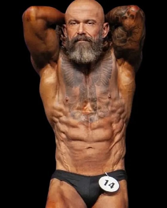 Ricardo fazendo pose de competição
