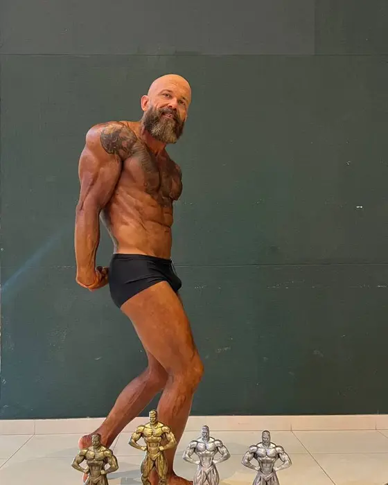 Ricardo posando ao lado de troféus